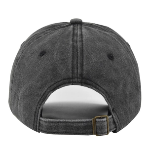 Detailansicht der gewaschenen Baumwollkappe mit verstellbarer Metallschnalle im Vintage-Stil