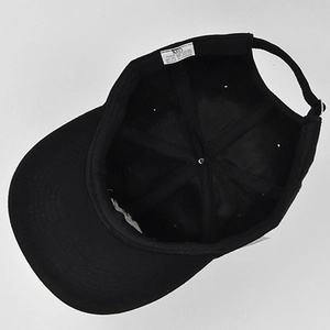 Vue intérieure de la casquette de baseball noire montrant les coutures et la bande interne