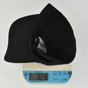 Balance numérique affichant le poids léger de 82,3 g de la casquette de baseball brodée