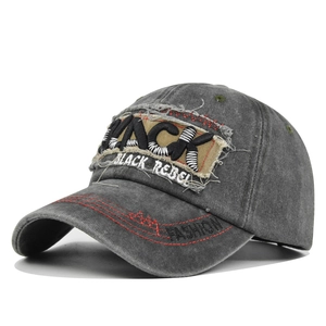 Nahaufnahme der Vintage Baseballkappe mit 3D-Stickerei BLACK und roten Wellennähten