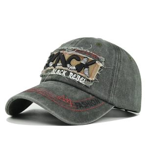 Detail der vintage gewaschenen grauen Basecap mit Black Rebel 3D-Stickerei und Ziernähten