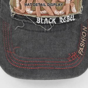 Detailaufnahme der Vintage-Waschung der schwarzen Baumwollkappe mit roten Nähten und Patches