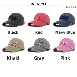 Dettaglio del ricamo 3D New York e della visiera consumata sui cappelli da baseball vintage