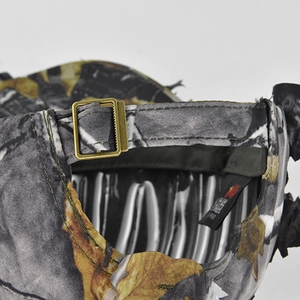 Detail der 3D-Tarnkappe mit verstellbarer Metallschnalle aus antikem Messing am Hinterkopf