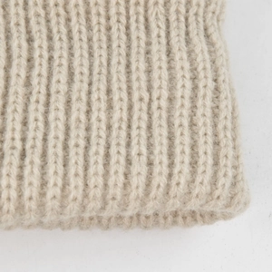 Primo piano della trama a maglia a coste beige con dettagli di cucitura spessi