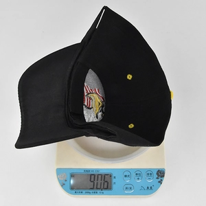 Detailed macro view showing the precise 90.6g weight of the black cotton baseball cap