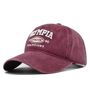 Nahaufnahme einer burgunderroten Vintage-Baseballkappe mit weißem 3D-Olympia-Stick