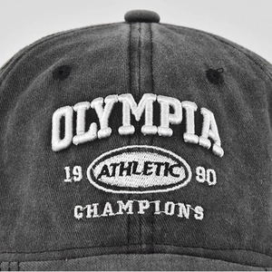 Nahaufnahme der grauen Vintage-Kappe mit weißer 3D-Olympia-Stickerei im Retro-Look