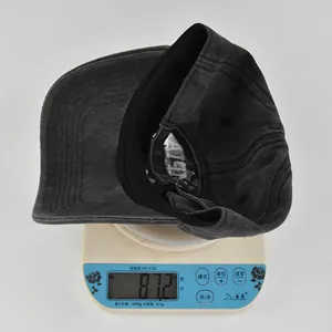 Detailansicht der Vintage-Basecap aus Baumwolle mit einem Gewicht von 87,2 g auf Waage