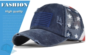 Détail de la casquette queue de cheval en denim délavé avec mesh vieilli et étoiles
