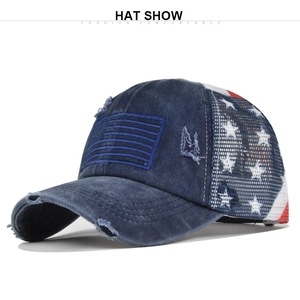 Détail de la casquette de baseball en jean vieilli avec filet à étoiles et broderie drapeau