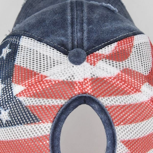 Détail du filet drapeau américain sur une casquette trucker en denim délavé pour femme