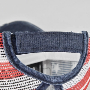 Détail de la sangle réglable et du filet sur la casquette de baseball drapeau USA