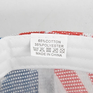 Détail de l'étiquette de lavage indiquant 65% coton et 35% polyester pour ce bonnet