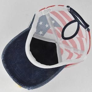 Détail intérieur de la casquette avec motif drapeau US et ouverture pour queue de cheval