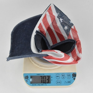 Mesure du poids d'une casquette baseball en mesh drapeau américain avec trou de queue