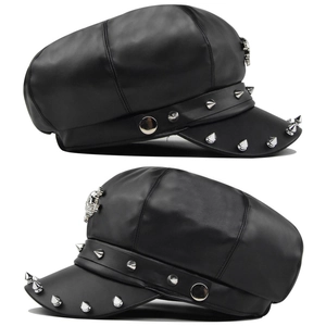 Punk schwarze PU-Leder Schirmmütze mit silbernem Totenkopf-Abzeichen und Nieten