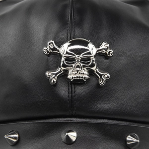 Punk-Stil PU-Leder Mütze mit silbernem Totenkopf-Abzeichen und spitzen Kegelnieten