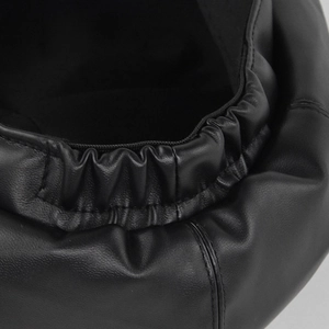 Detail des elastischen Bandes und der PU-Ledernähte an einer schwarzen Schirmmütze