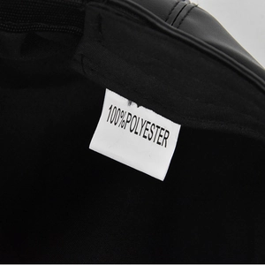 Detail des Innenetiketts mit 100 % Polyester-Materialangabe auf schwarzer PU-Leder-Mütze