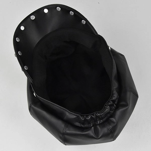 Detail der schwarzen PU-Leder-Schirmmütze mit silbernen Nieten und elastischem Kopfband