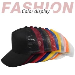 Detail von bunten Mesh-Trucker-Caps mit atmungsaktiver Textur und strukturierter Krone
