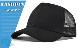 Detailansicht der schwarzen Trucker-Mütze mit Mesh-Rückseite und gebogenem Schirm