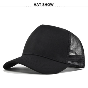 Detailansicht der schwarzen Trucker-Cap mit atmungsaktivem Netzrücken und gebogenem Schirm