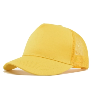Detail einer neongelben Trucker-Kappe mit atmungsaktivem Mesh und gebogenem Schirm