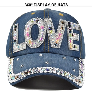 Dettaglio ravvicinato del cappellino di jeans blu con lettere LOVE di strass colorati brillanti