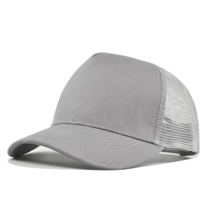 Klassische graue Mesh Trucker Cap mit gebogenem Schirm und strukturierter Krone in 45-Grad-Ansicht