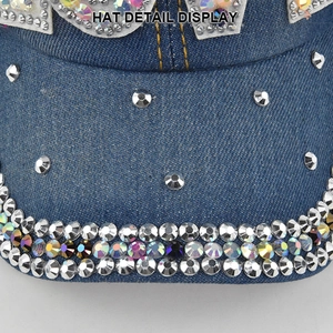 Dettaglio macro degli strass colorati e della trama del denim sulla berretta sportiva