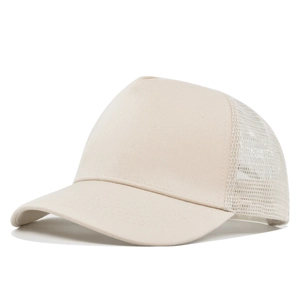 Detailansicht der beigen Mesh-Trucker-Cap mit Five-Panel-Baumwollstoff und feinen Nähten