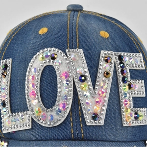 Berretto da baseball in denim con lettere LOVE in strass colorati e cuciture gialle