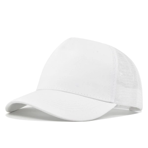Detailansicht der weißen Trucker-Cap mit atmungsaktivem Mesh und gebogenem Schirm