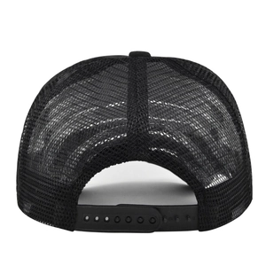 Detail der atmungsaktiven Mesh-Rückseite und des Snapback-Verschlusses der schwarzen Kappe