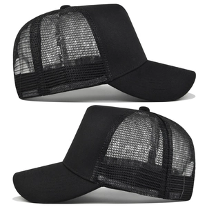 Detailansicht der schwarzen Trucker-Cap mit atmungsaktivem Netzstoff und gebogenem Rand