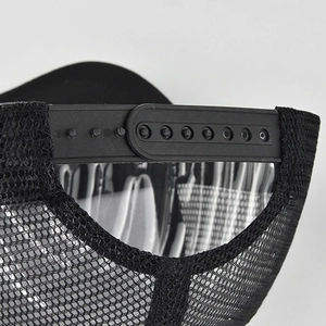 Detailansicht des verstellbaren Snapback-Verschlusses der schwarzen Mesh-Baseballkappe