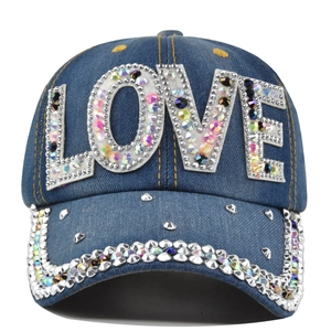 Berretto da baseball in denim blu con scritta LOVE in strass e borchie argentate lucide