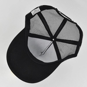 Innenansicht der Mesh Trucker Cap mit atmungsaktivem Stoff und verstellbarem Snapback