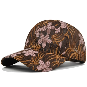 Primer plano del bordado de encaje con hojas doradas y flores rosas en la gorra de béisbol