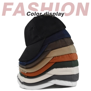 Détail des couleurs des casquettes de baseball vintage avec bords effilochés et trous