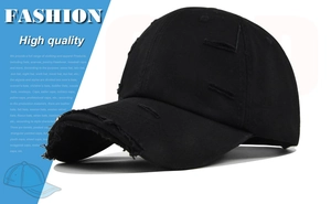 Détails d'une casquette de baseball noire en coton avec trous déchirés et bord effiloché