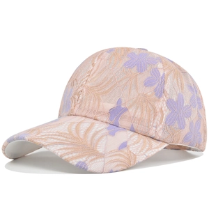 Detalle de la gorra con bordado floral de encaje púrpura y tejido de malla suave