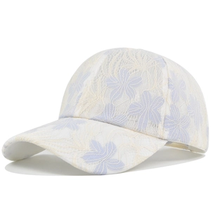 Primer plano del bordado de encaje floral lavanda en una gorra de béisbol blanca fresca