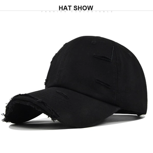 Détail d'une casquette de baseball noire avec effet vieilli déchiré et visière courbée