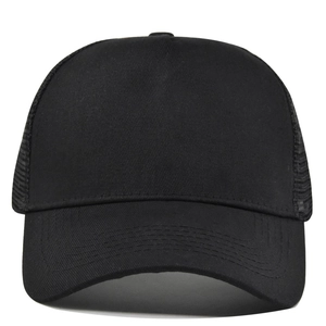 Klassische schwarze 5-Panel-Trucker-Cap mit atmungsaktivem Mesh und gebogener Krempe