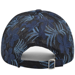 Detalle posterior de gorra de encaje con bordado floral y correa de cierre ajustable