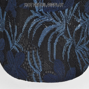 Primer plano de tela de encaje negro con patrón de hojas azul oscuro en la gorra