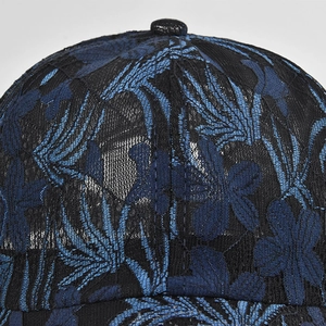 Primer plano detallado del bordado de encaje floral azul oscuro en la gorra de béisbol